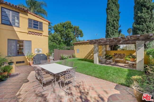 Building Photo - 500 N Las Palmas Ave