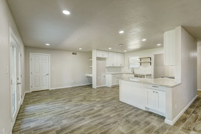 Building Photo - Spacious Elegance: Open Floor Plan, Dual V...