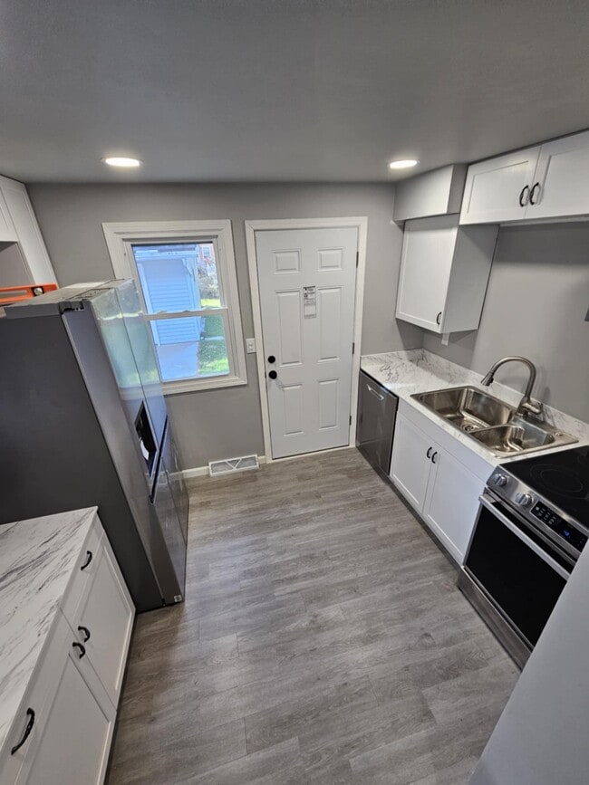 Building Photo - 817 N Hawthorne Dr