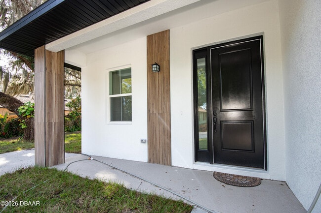 Building Photo - 618 N Duss St