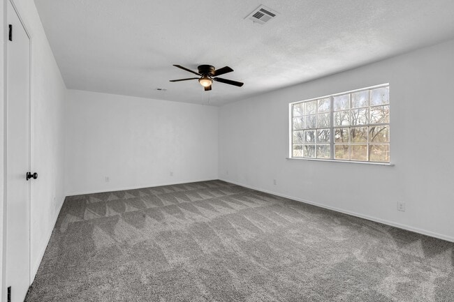 Building Photo - 636 E Lea Terrace