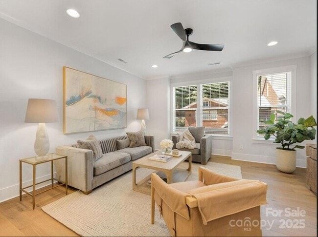 Building Photo - Beautiful and spacious 4-bedroom, 5-bath h...