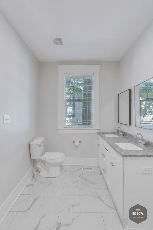 Building Photo - Central Location, Hardwood Floors, Recently Updated