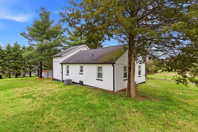 Building Photo - 613 Pearson Springs Rd