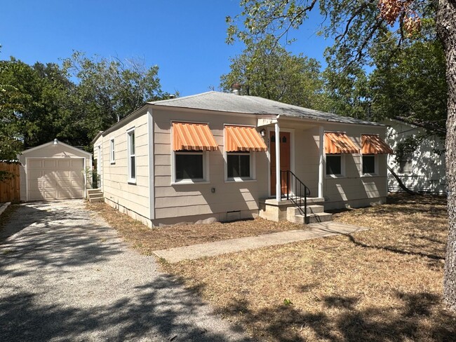 Building Photo - 2/1 Home in Kerrville