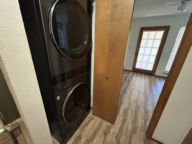 Building Photo - "Charming 2-Bed Townhouse Oasis with 2.5 Baths in Prime Las Vegas Location!"