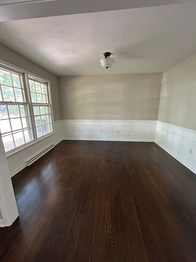 Building Photo - 5 bed 2 bath House in a quiet neighborhood