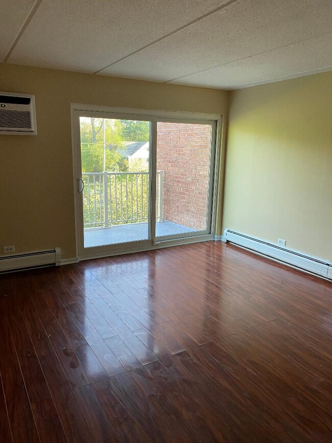 Building Photo - 300 W Fullerton Ave