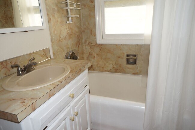 Building Photo - NE Portland 3 bedroom Rose City Park