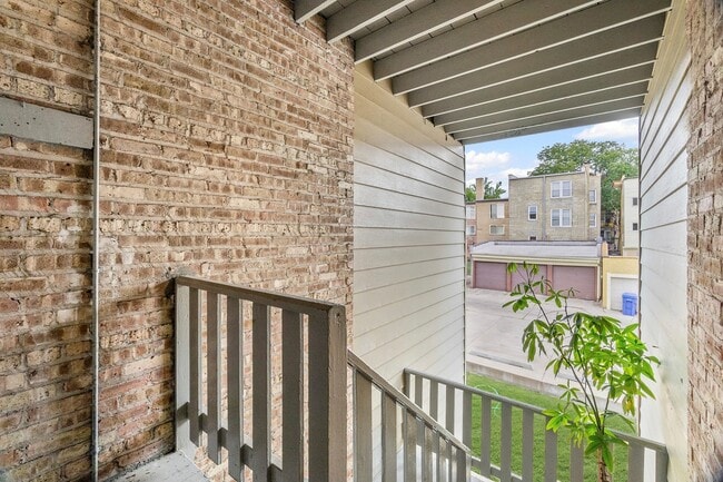Building Photo - 2553 W Summerdale Ave