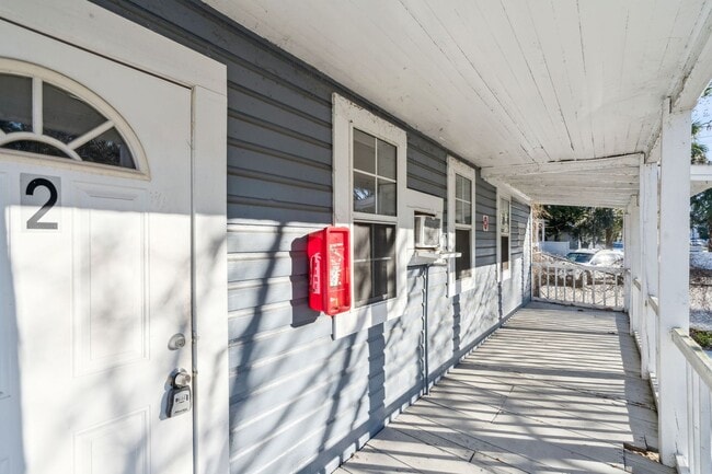 Building Photo - Classic 2 bedroom, 1 bathroom house apartment in Eustis.