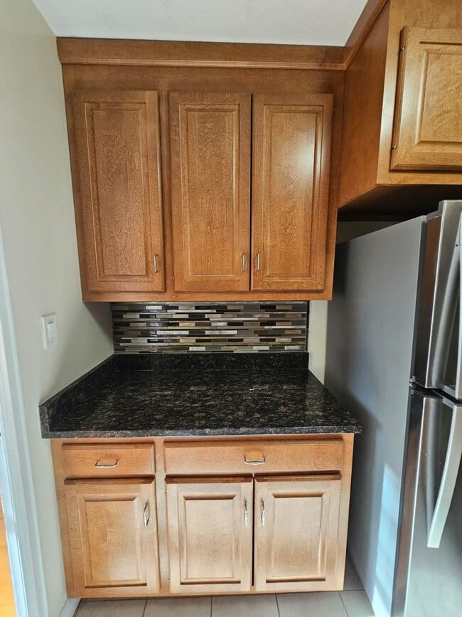 Building Photo - 2 Bedroom Unit