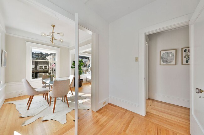 Building Photo - Cole Valley: Bright Top Floor Unfurnished 1 Bed 1 Bath with Garage Parking