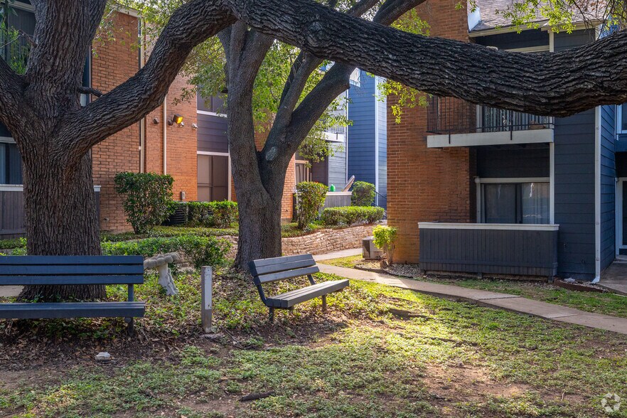 Courtyard - Tramor at the Oaks Apartments