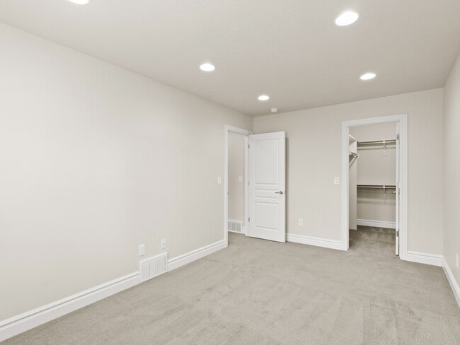 Building Photo - 1319 E Foxmont Ln