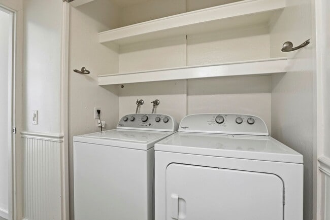 Building Photo - Freshly Renovated Single-Family Townhouse for Rent