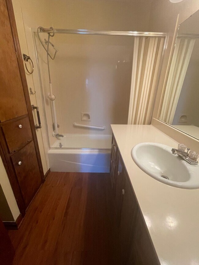 Building Photo - Two Bedroom Townhouse Near the Cajundome!