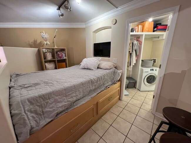 Building Photo - Spectacular Studio Condo @ Studio 40!