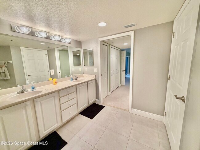 Building Photo - 551 Casa Bella Dr