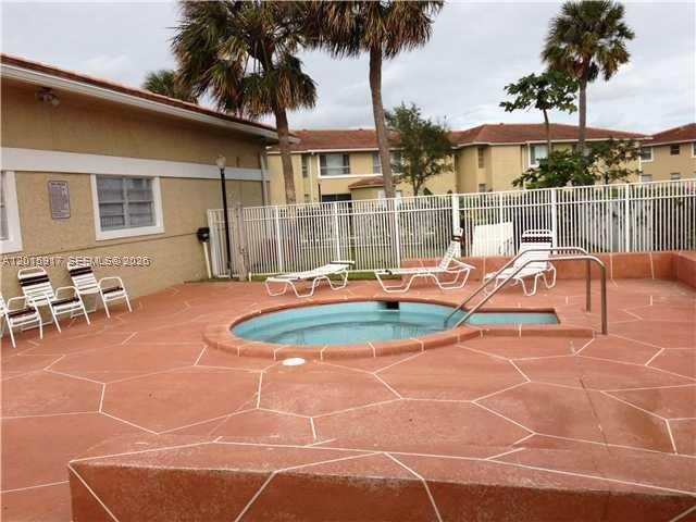 Building Photo - 895 Twin Lakes Dr