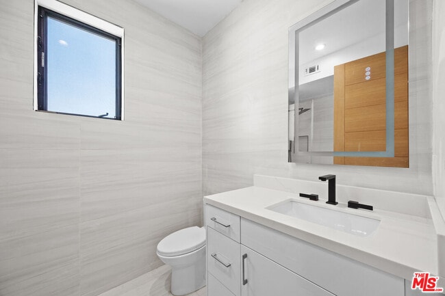 Building Photo - 2123 Cloverdale Ave