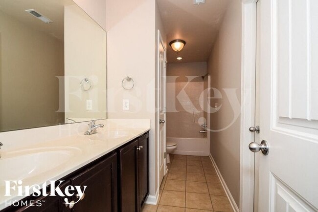 Building Photo - 6659 Woodford Ln