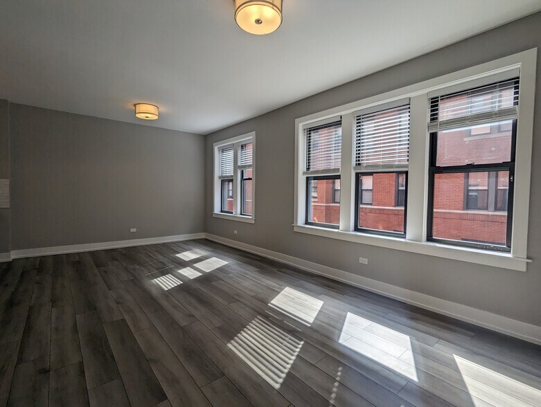 Building Photo - 3933 N Janssen Ave
