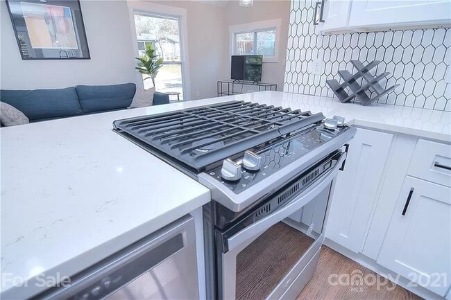 Building Photo - Remodeled 3 bed, 2 bath home in Plaza-Shamrock!