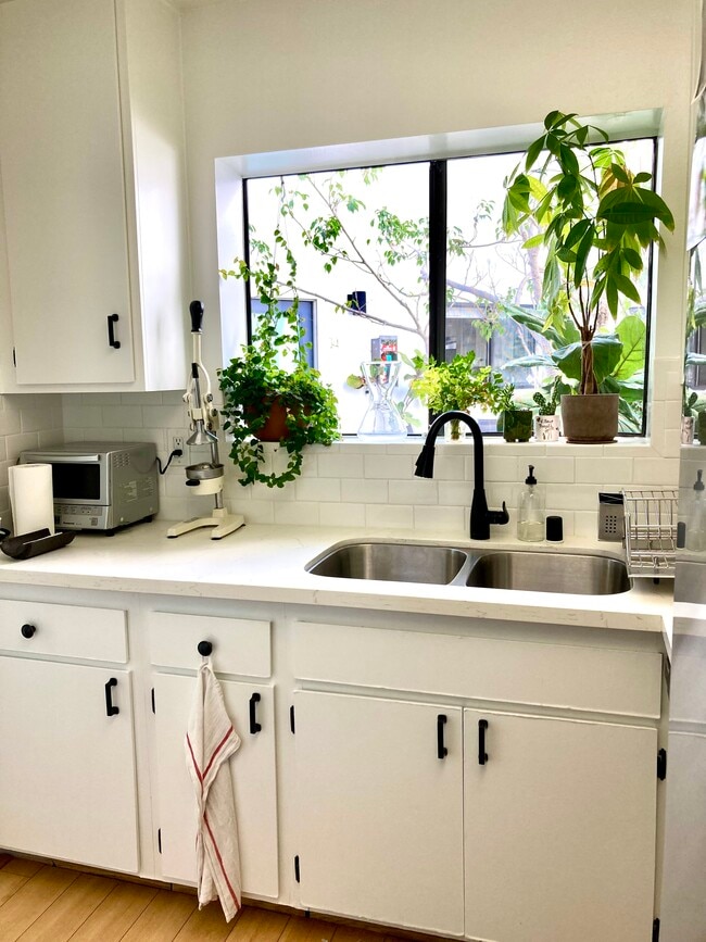 Building Photo - 2500 Abbot Kinney Blvd