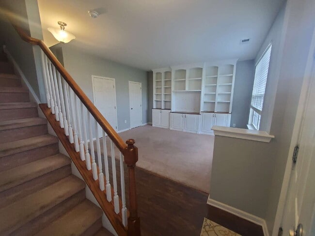 Building Photo - Impeccable 3 Bed / 2.5 Bath Townhome – Packed with Custom Upgrades!