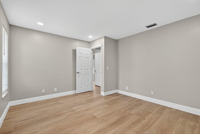 Building Photo - 905 Shore Dr