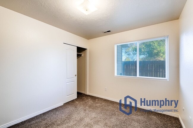 Building Photo - Nampa Fourplex, 2Bd/2Bth/CP, 930Sqft, near Karcher mall off Caldwell Blvd in Nampa