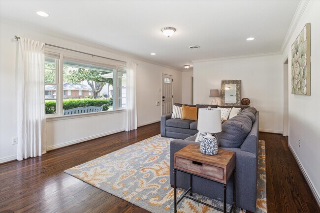 Building Photo - 3215 Castlewood St