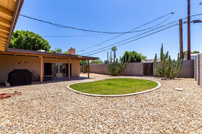 Building Photo - 6839 E Earll Dr