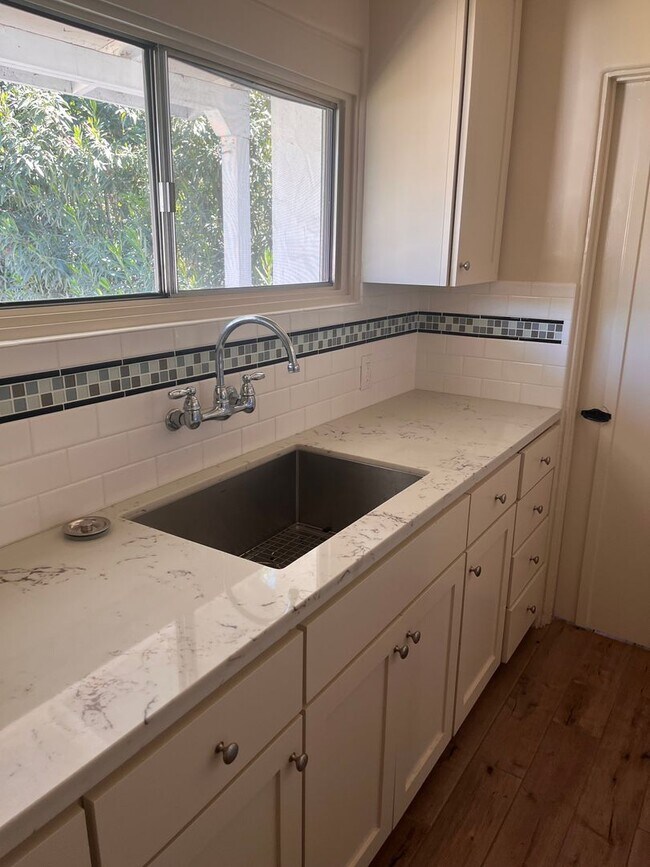 Building Photo - AVAILABLE NOW!! Delightful 1 bedroom, 1 ba...