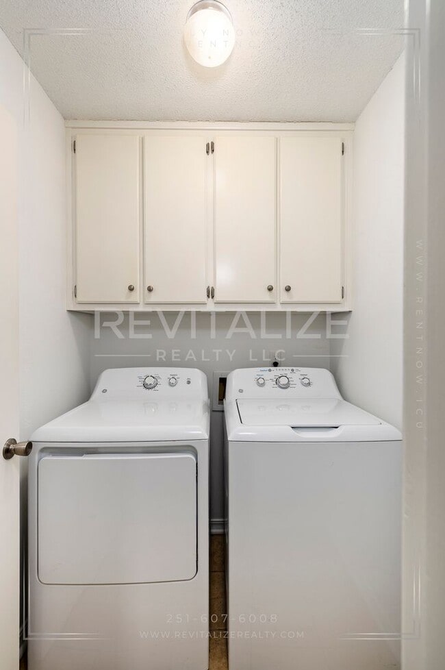 Building Photo - Alluring 3 Bed 2 Bath Home by Medal of Honor Park!