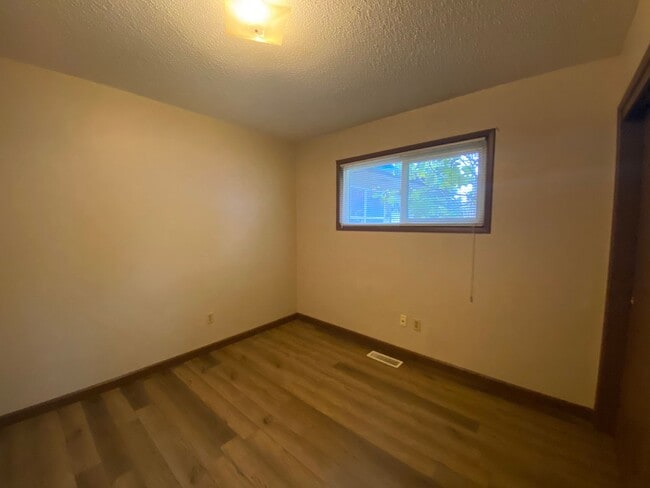 Building Photo - Charming 2 Bedroom with Attached Garage!