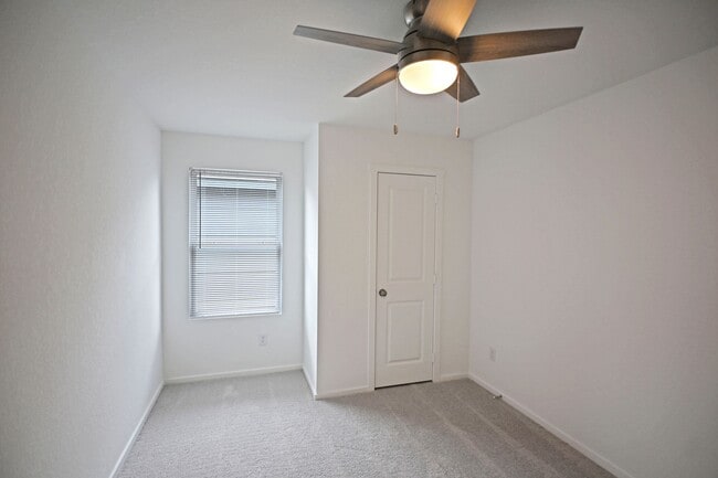 Building Photo - 463 River Run Wy