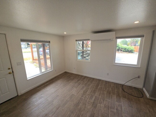 Building Photo - 1350 Hallen Dr