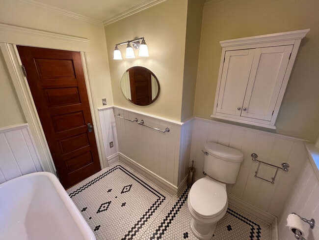 Upper Floor Guest Bath - 133 E Avenue 42