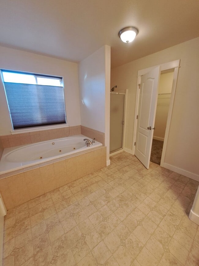 Building Photo - Secluded 5 bedroom Amazing Views Green Space