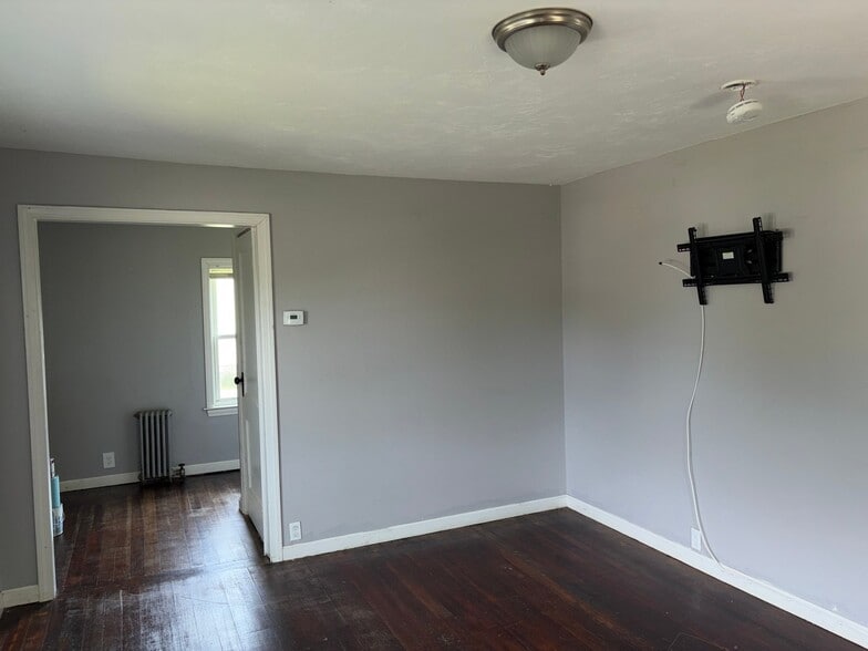 Building Photo - 588 Hartford Ave W