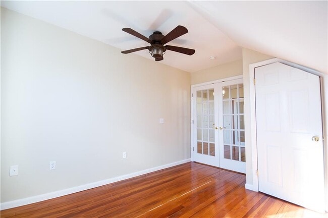 Building Photo - 40 E Barrows St