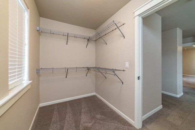 Building Photo - Beautiful unit in NE Bend!  Great location!