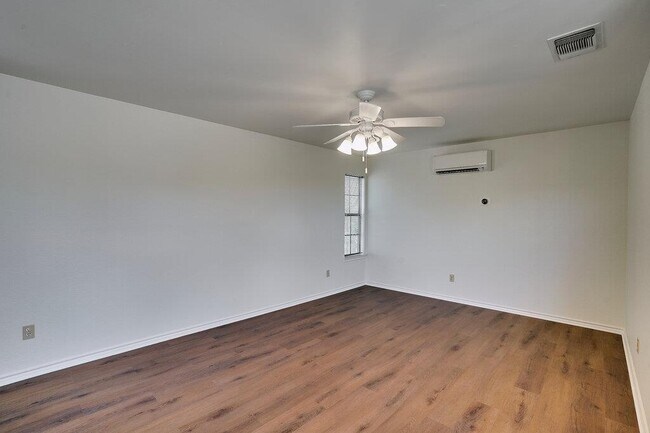 Building Photo - 6501 Cascada Dr