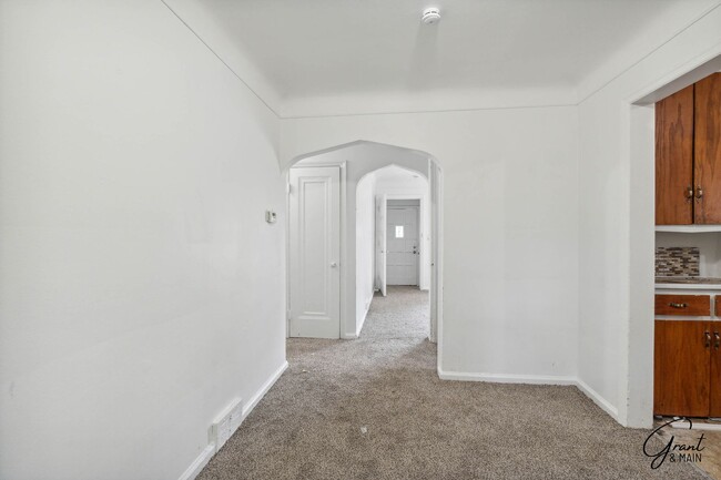Building Photo - $1,300/month - 3 Bed 1 Bath