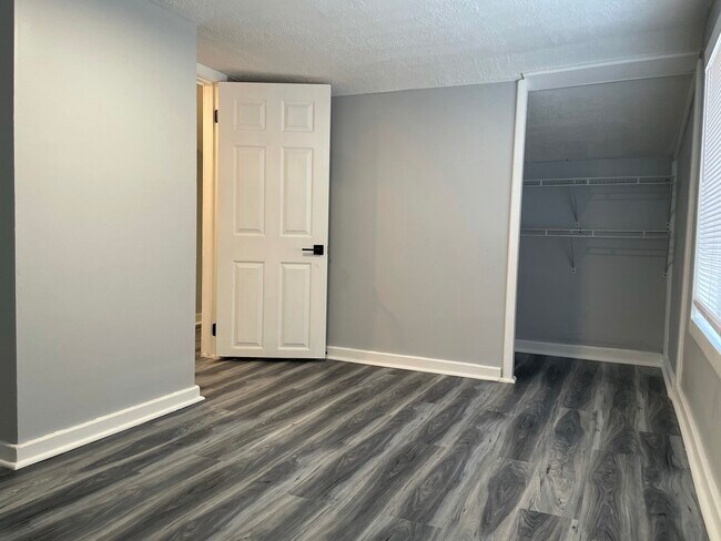 Building Photo - 627 Hawley Ave
