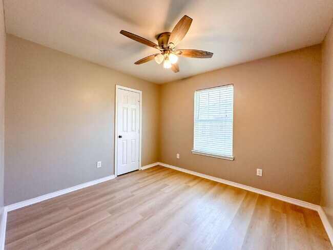 Building Photo - 3-Bedroom Home in Milwaukee Ridge!