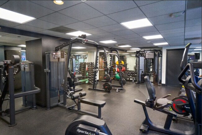Building Photo - 400 N La Salle Dr