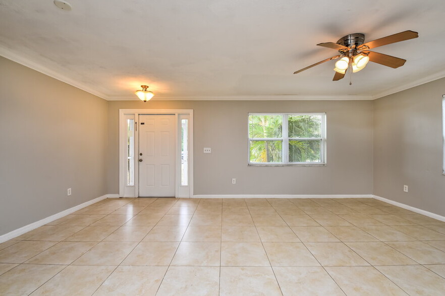 Building Photo - 5595 Sunrise Dr